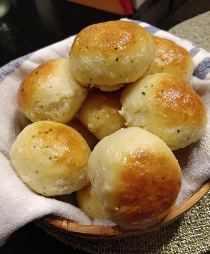 Soft & Fluffy Garlic Butter Dinner Rolls 🧈